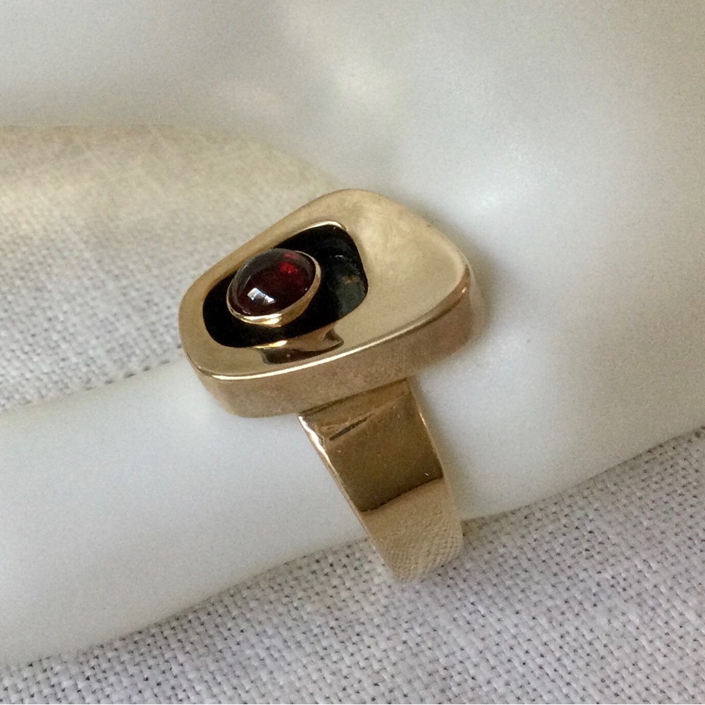 Everett MacDonald Mid C California Modern Shadow Box Ring - 14K with Garnet